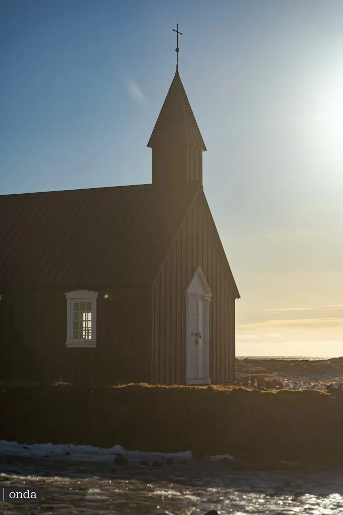 Czarny kościół Búðakirkja - Wycieczki po Islandii z OndaTravel.pl