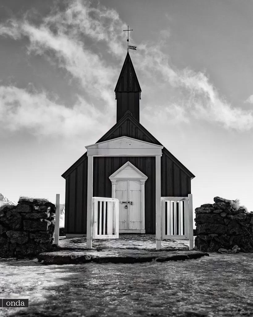 Czarny kościół Búðakirkja - Wycieczki po Islandii z OndaTravel.pl