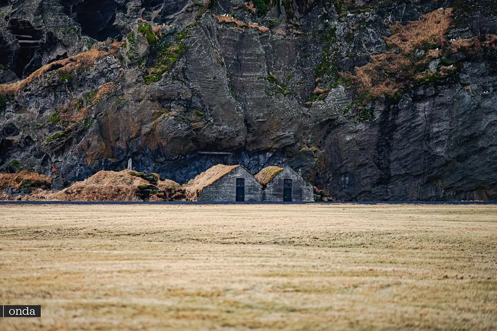 Drangurinn, zwane również Turf Houses. Podróż po Islandii z by OndaTravel.pl