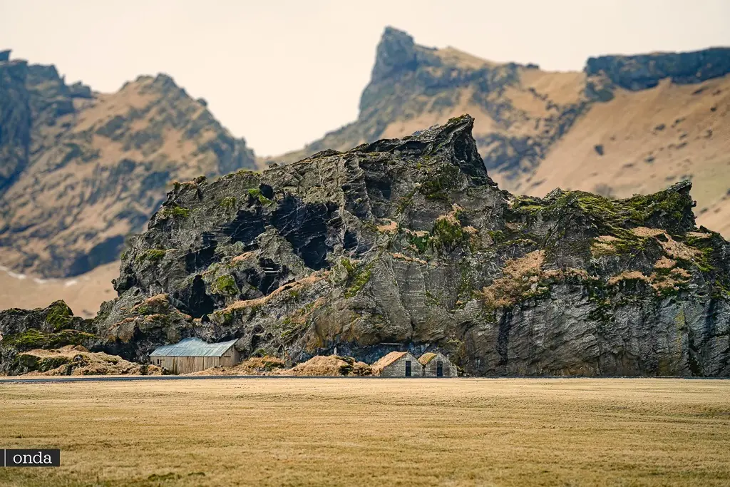 Drangurinn, zwane również Turf Houses. Podróż po Islandii z by OndaTravel.pl