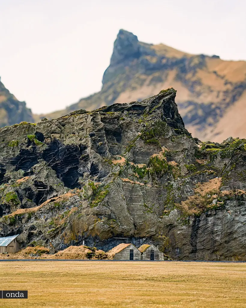 Drangurinn, zwane również Turf Houses. Podróż po Islandii z by OndaTravel.pl