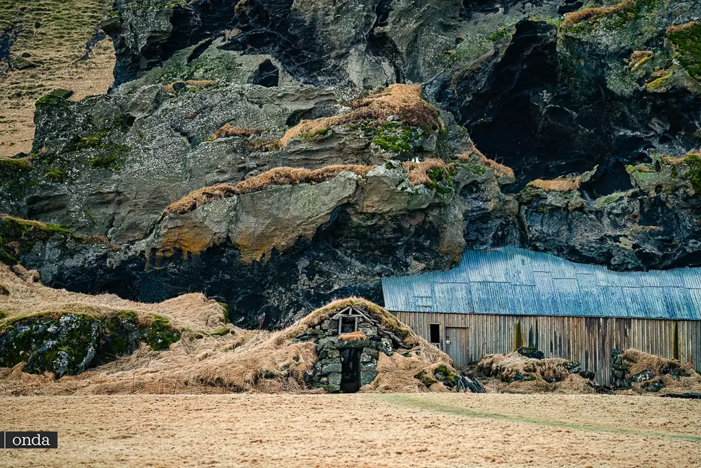 Drangurinn, zwane również Turf Houses. Podróż po Islandii z by OndaTravel.pl
