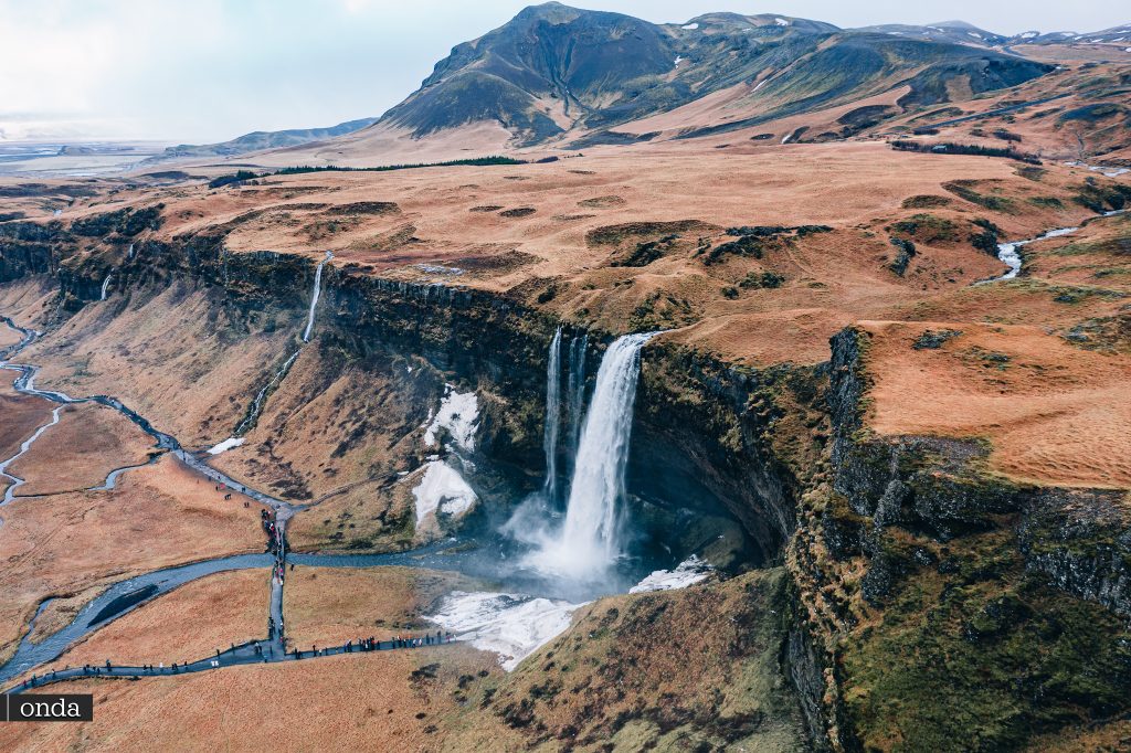Wodospad Seljalandsfoss Wycieczki Islandia . wycieczki objazdowe z OndaTravel.pl