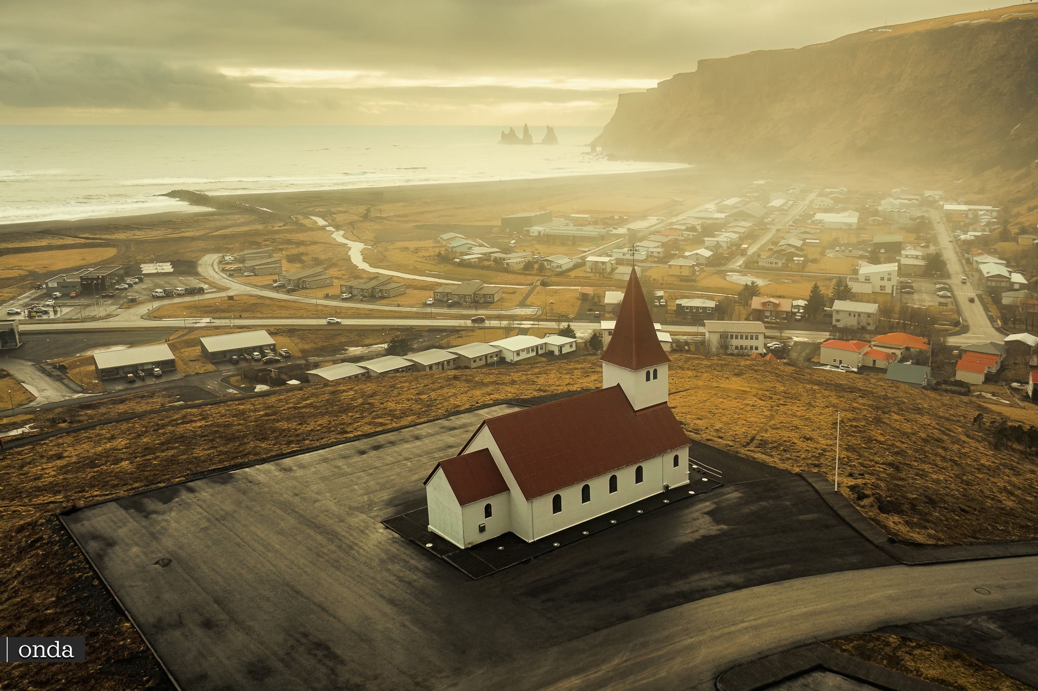 Plaża VÍK Í KOŚCIÓŁ MÝRDAL - Islandia by OndaTravel.pl