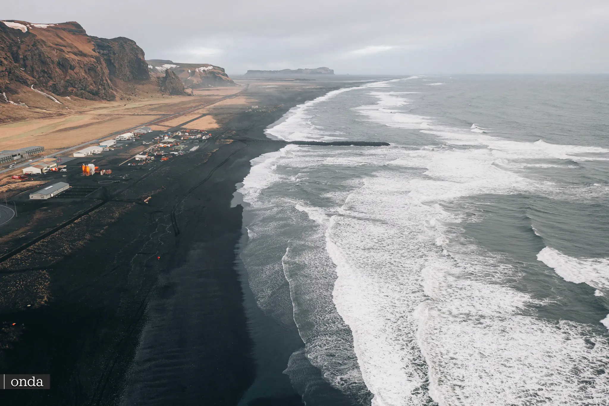 Plaża VÍK Í KOŚCIÓŁ MÝRDAL - Islandia by OndaTravel.pl