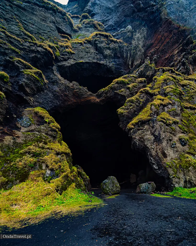 Yoda Cave Gígjagjá in Icelandic – Iceland przewodniki by OndaTravel.pl