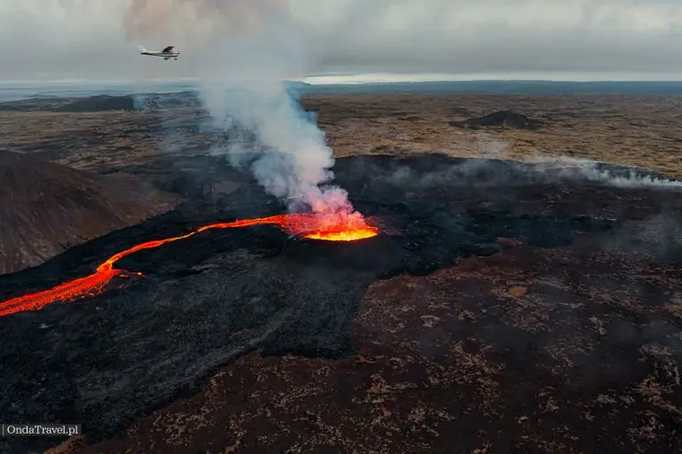 Erupcja wybuch wulkanu Fagradalsfjall Grindavik na półwyspie Reykjanes Islandia