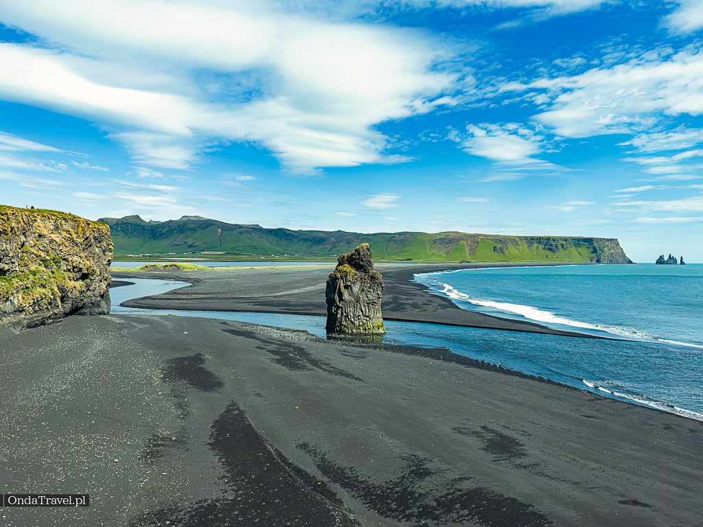 Arnardrangur Kirkjufjara Beach - Islandia wycieczki objazdowe z OndaTravel.pl