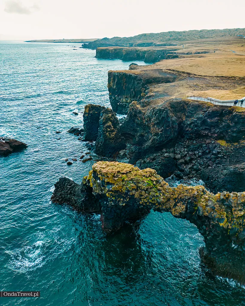 Arnarstapi Gatklettur Pumpa Bardur Saga Snaefellsas Statue SNAEFELLSNES Islandia by OndaTravel.pl 13 - OndaTravel.pl -