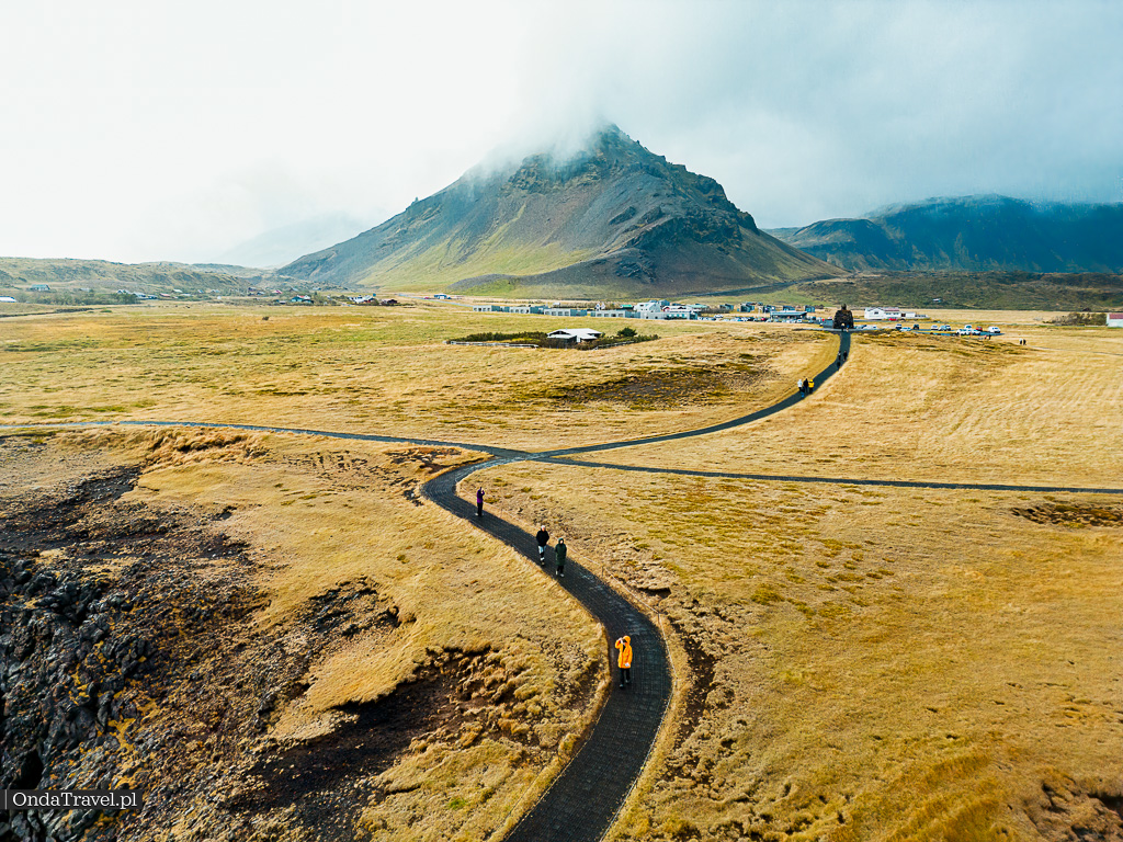 Arnarstapi Gatklettur Pumpa Bardur Saga Snaefellsas Statue SNAEFELLSNES Islandia by OndaTravel.pl 19 2 - OndaTravel.pl -