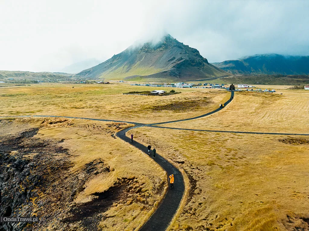 Arnarstapi Gatklettur Pumpa Bardur Saga Snaefellsas Statue SNAEFELLSNES Islandia by OndaTravel.pl 19 2 - OndaTravel.pl -
