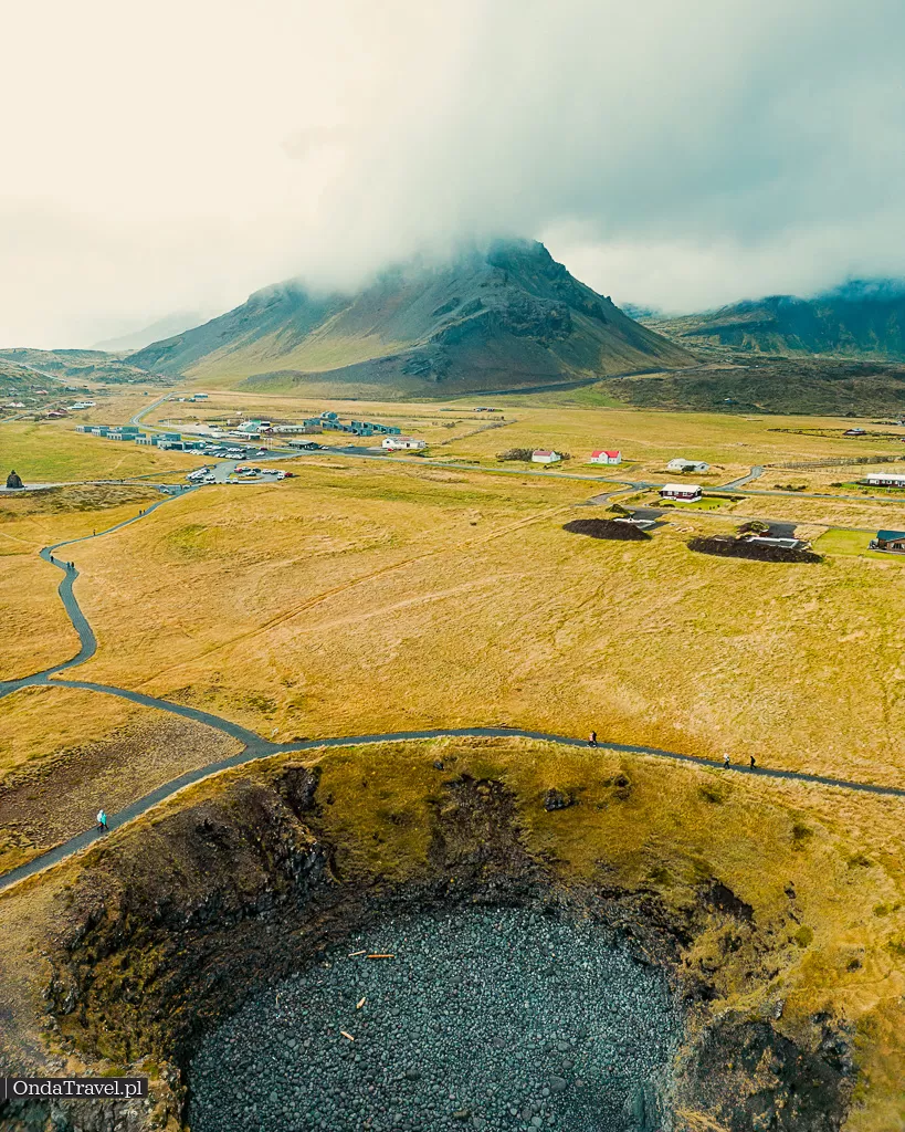Arnarstapi Gatklettur Pumpa Bardur Saga Snaefellsas Statue SNAEFELLSNES Islandia by OndaTravel.pl 9 - OndaTravel.pl -