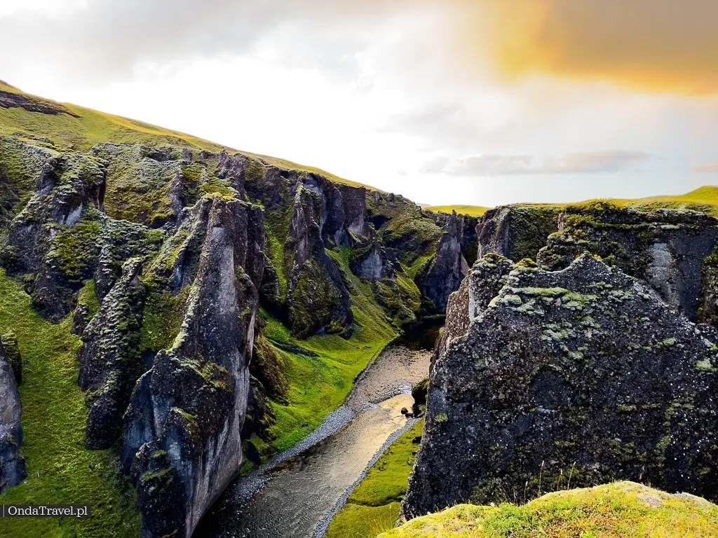 Kanion Fjaðrárgljúfur na Islandii