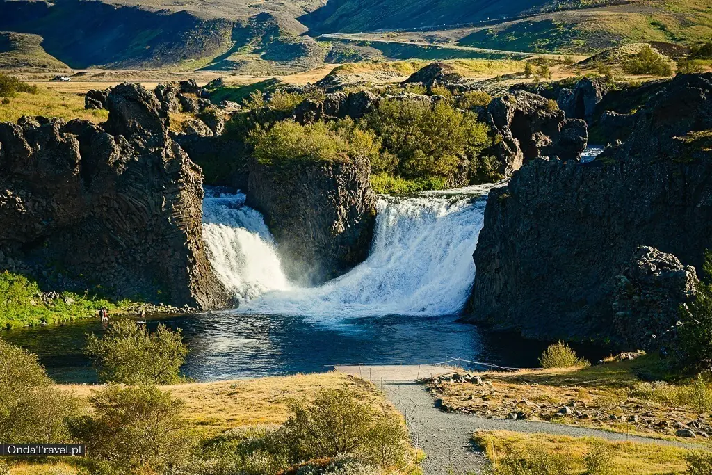 Wodospad Hjalparfoss - Krajobrazy Islandii  