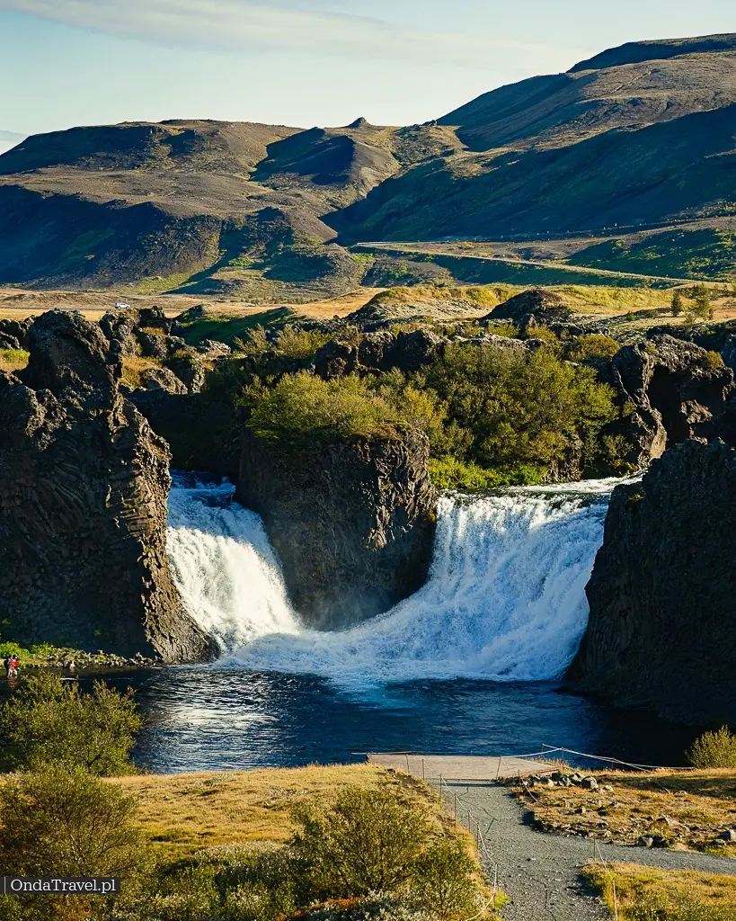 Wodospad Hjalparfoss - Krajobrazy Islandii Islandia Interior / Highlands of Iceland
– przewodnik  -  przewodniki OndaTravel.pl
