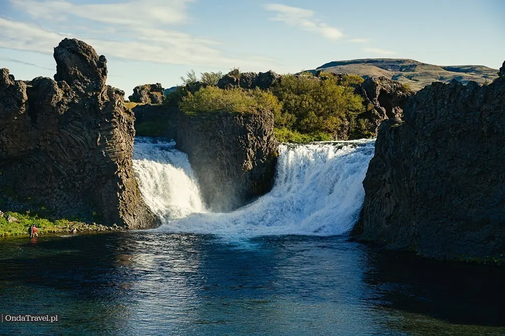Wodospad Hjalparfoss - Krajobrazy Islandii  