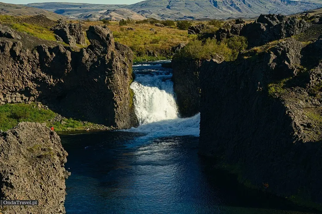 Wodospad Hjalparfoss - Krajobrazy Islandii  