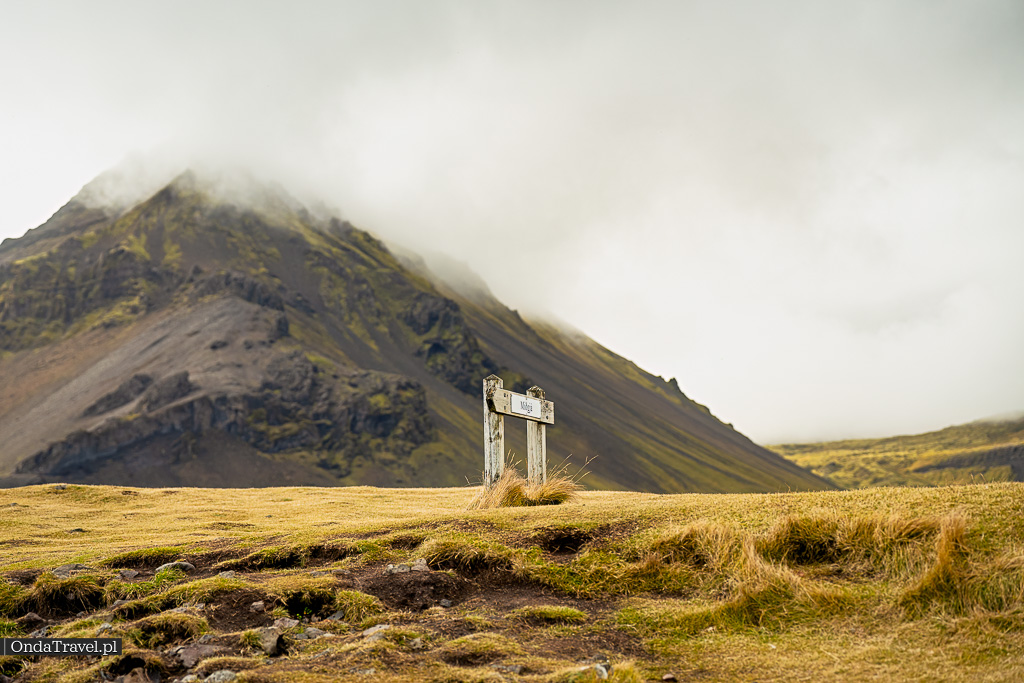 Arnarstapi Gatklettur Pumpa Bardur Saga Snaefellsas Statue SNAEFELLSNES Islandia by OndaTravel.pl 33 - OndaTravel.pl -