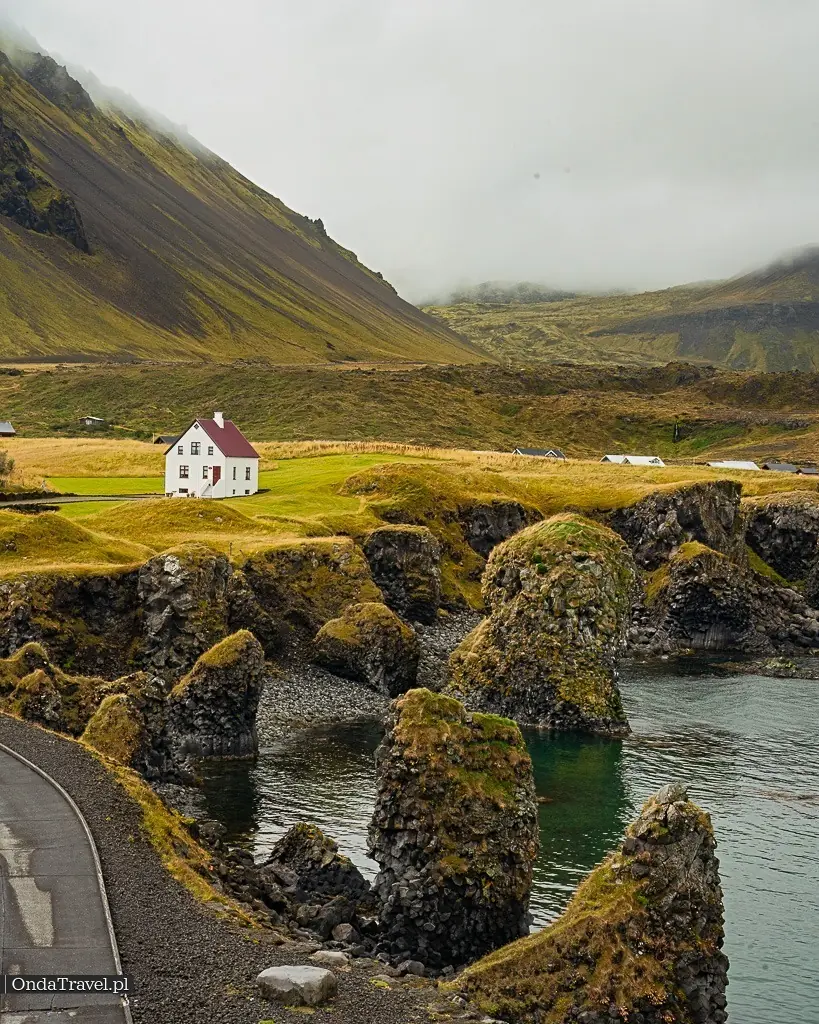 Arnarstapi Gatklettur Pumpa Bardur Saga Snaefellsas Statue SNAEFELLSNES Islandia by OndaTravel.pl 40 -