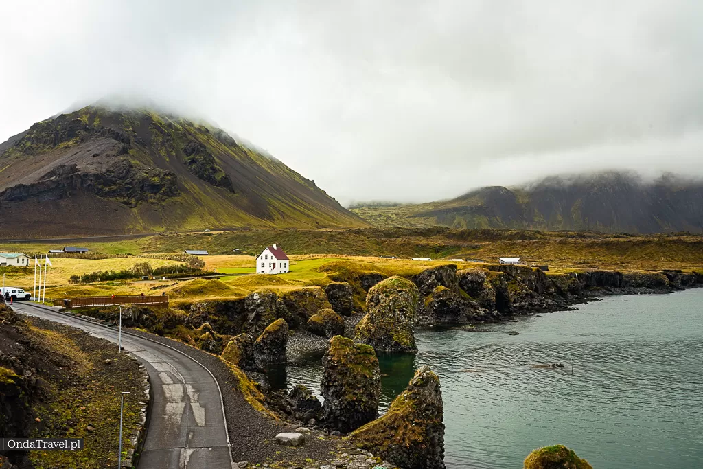 Arnarstapi Gatklettur Pumpa Bardur Saga Snaefellsas Statue SNAEFELLSNES Islandia by OndaTravel.pl 42 1 - OndaTravel.pl -