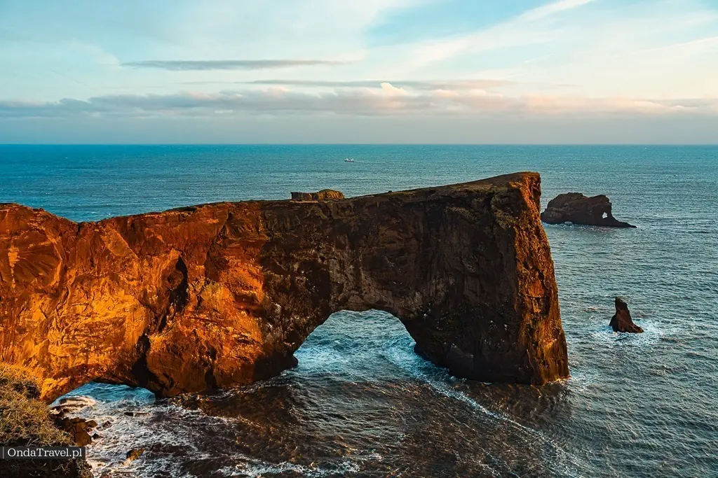Klif-Dyrholaey-Iceland-by-Przewodniki-po-Islandii-z— OndaTravel.pl — OndaTravel.pl