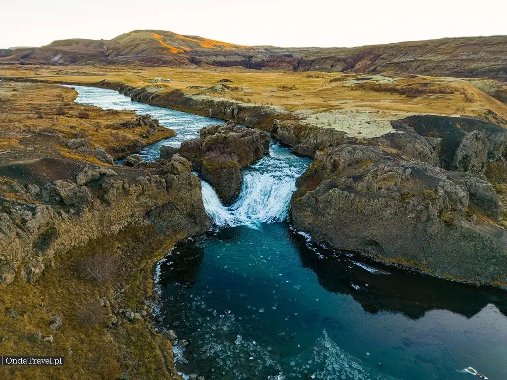 Wodospad Hjalparfoss - Krajobrazy Islandii Islandia Interior / Highlands of Iceland
– przewodnik  -  przewodniki OndaTravel.pl