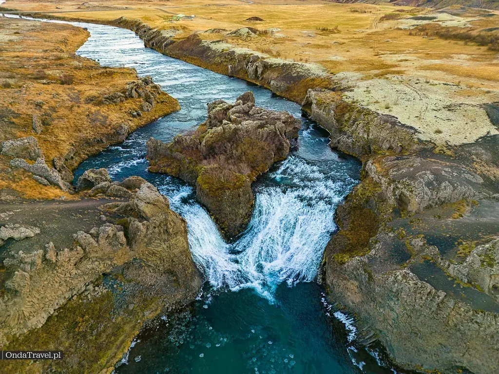 Wodospad Hjalparfoss - Krajobrazy Islandii  