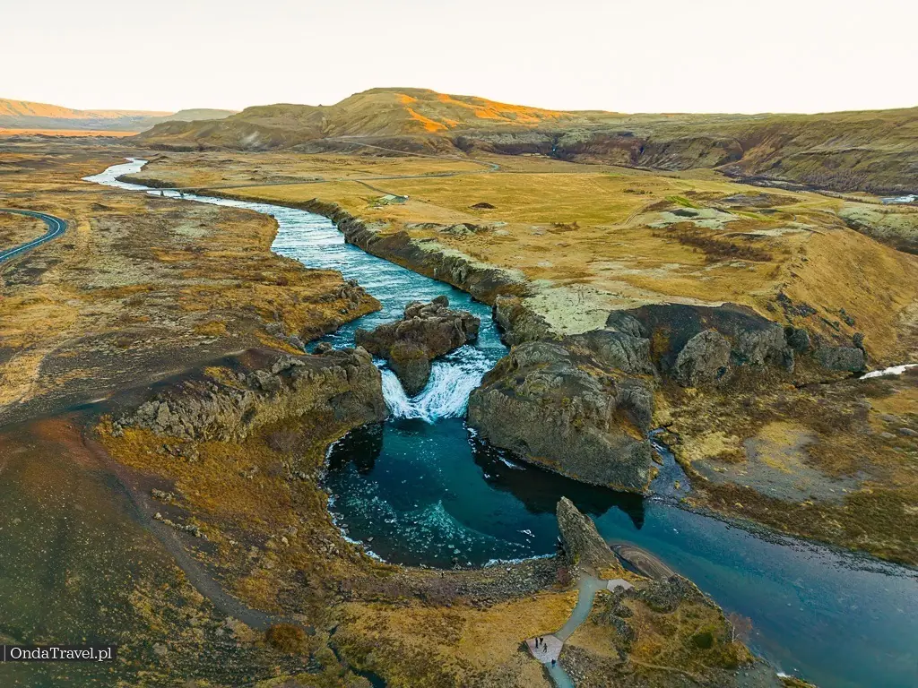 Wodospad Hjalparfoss - Krajobrazy Islandii  