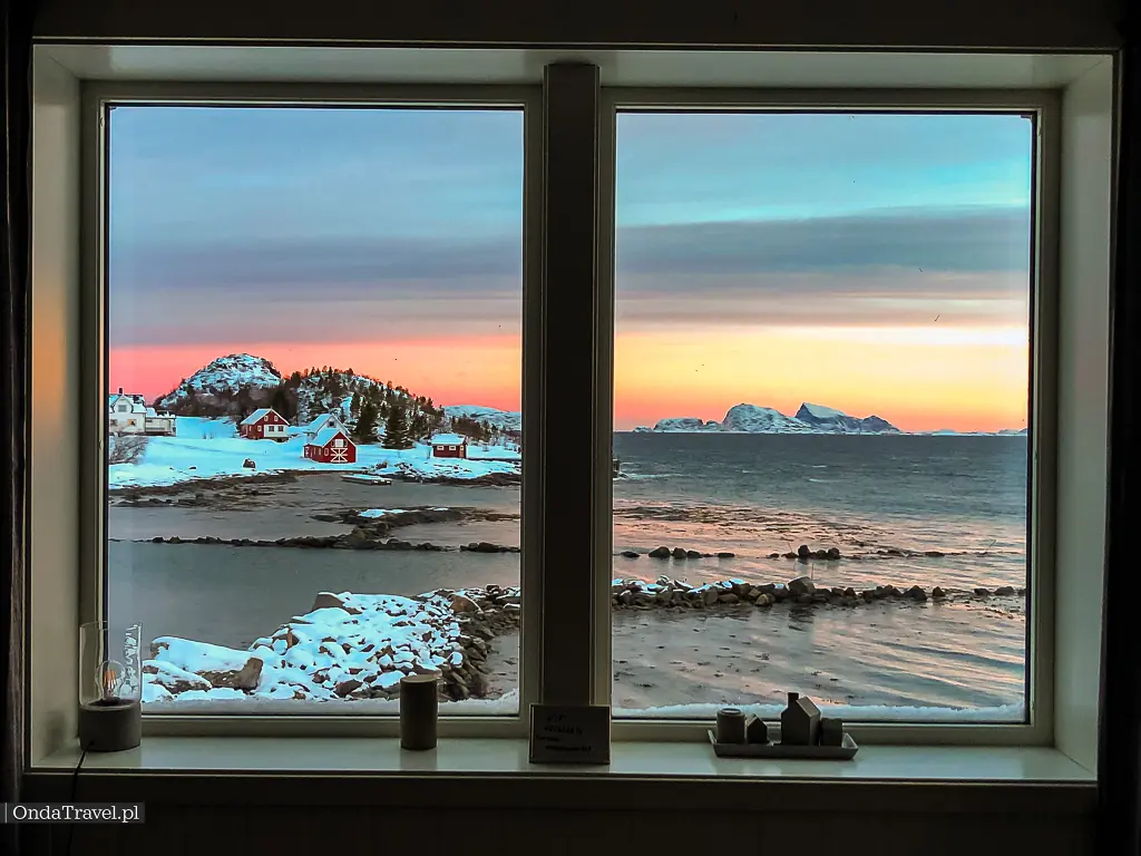 Widok na Norweskie fiordy z okna