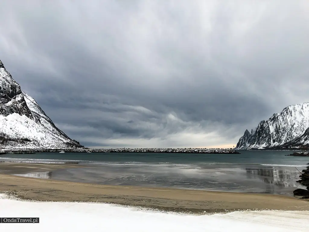 Plaża i ośnieżone szczyty na wyspie Senja w Norwegii