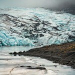 Czolo lodowca Solheimajokull pokryte popiolem wulkanicznym