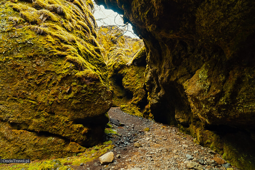 Nauthúsagil i Nauthúsafoss: wąwóz i wodospad w szczelinie skalnej — południe Islandii