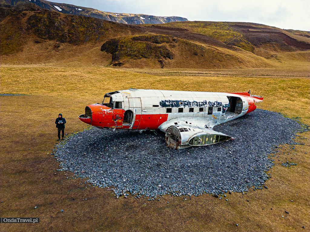 Atrakcje Islandii - Wrak samolotu DC 3 Airplane wreck Eyvindarholt ❯ Przewodnik po Islandii