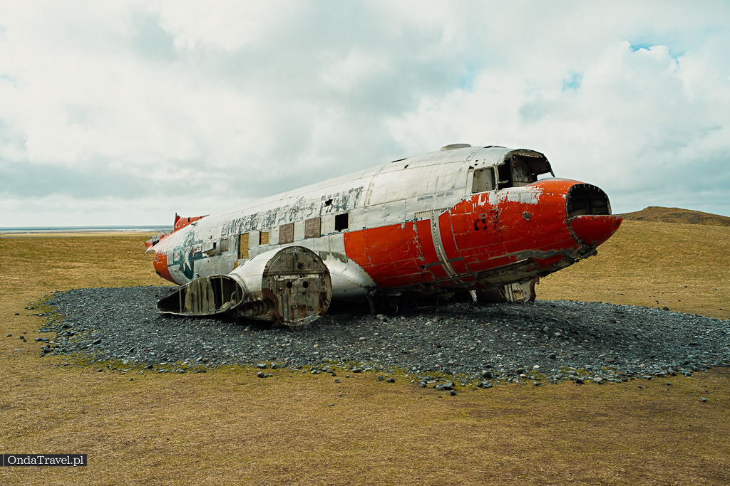 Atrakcje Islandii - Wrak samolotu DC 3 Airplane wreck Eyvindarholt ❯ Przewodnik po Islandii