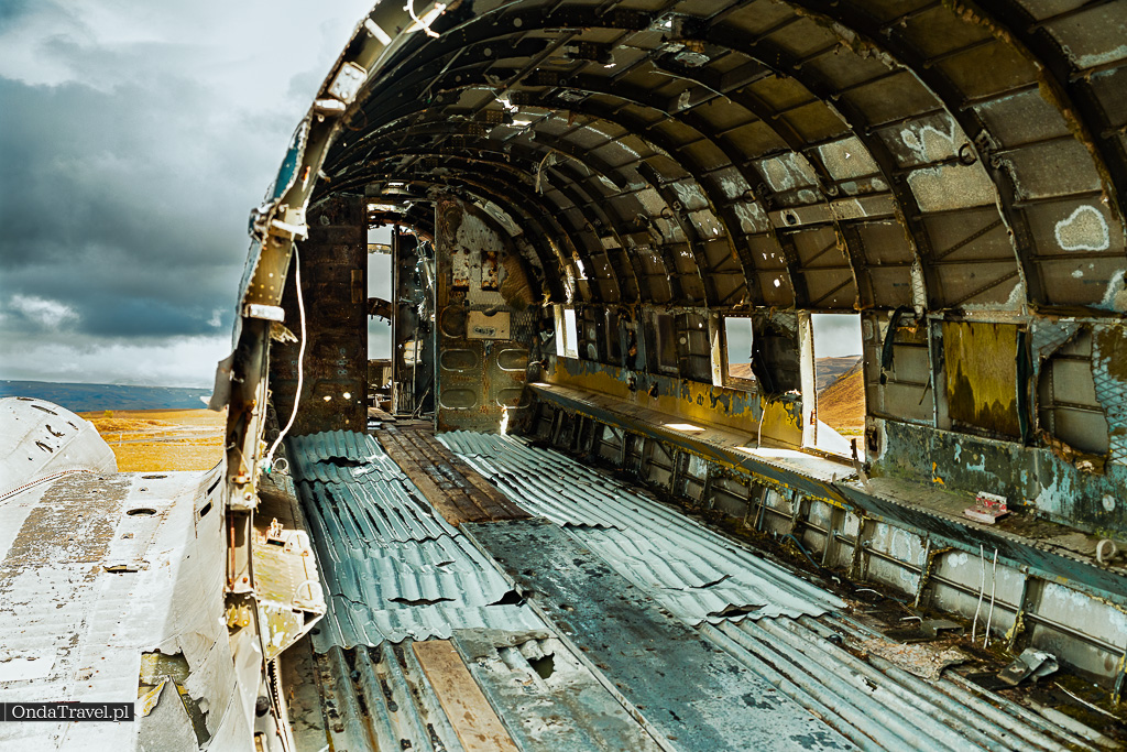 Atrakcje Islandii - Wrak samolotu DC 3 Airplane wreck Eyvindarholt ❯ Przewodnik po Islandii