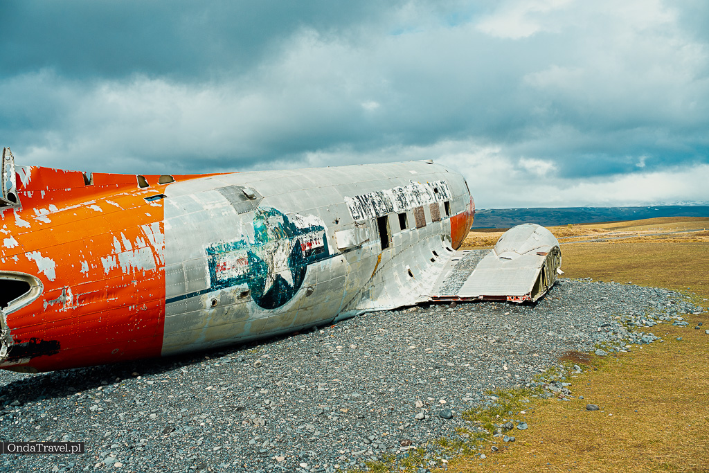 Atrakcje Islandii - Wrak samolotu DC 3 Airplane wreck Eyvindarholt ❯ Przewodnik po Islandii