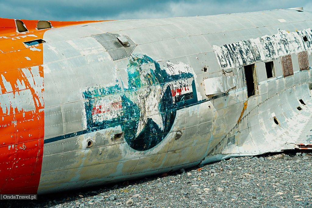 Atrakcje Islandii - Wrak samolotu DC 3 Airplane wreck Eyvindarholt ❯ Przewodnik po Islandii