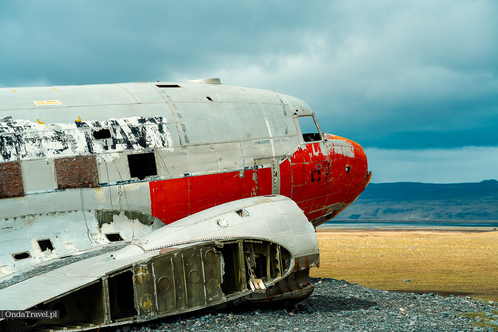 Atrakcje Islandii - Wrak samolotu DC 3 Airplane wreck Eyvindarholt ❯ Przewodnik po Islandii