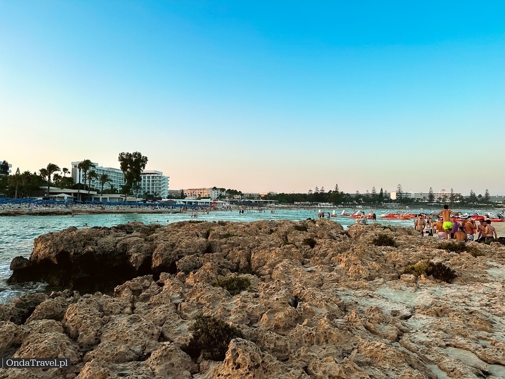 Wapienne skały (limestone) na Plaży Nissi in Cyprus podczas wakacji
