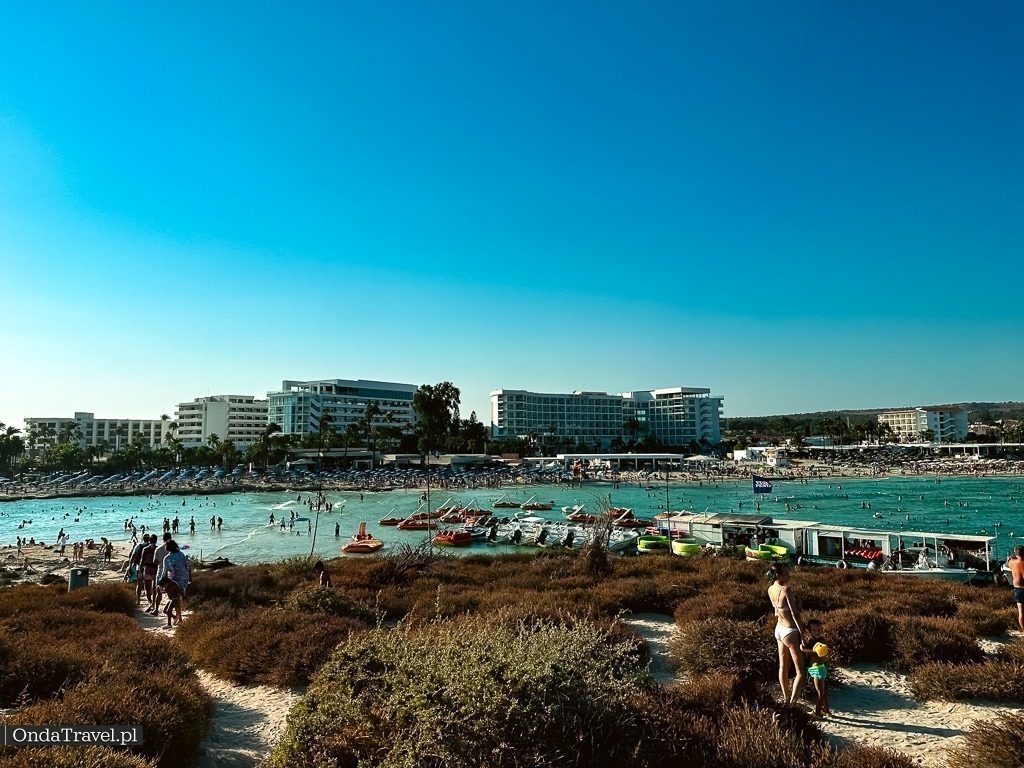 Wapienne skały (limestone) na Plaży Nissi na Cyprze podczas wakacji
