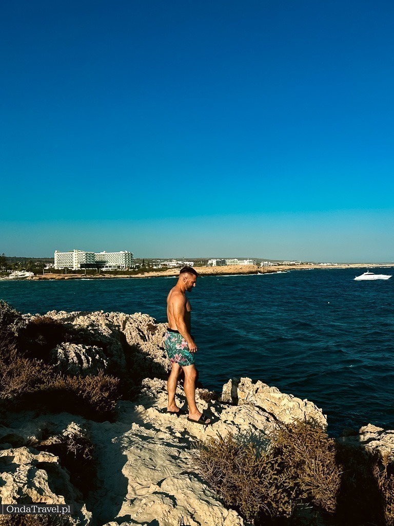 Wapienne skały (limestone) na Plaży Nissi na Cyprze podczas wakacji