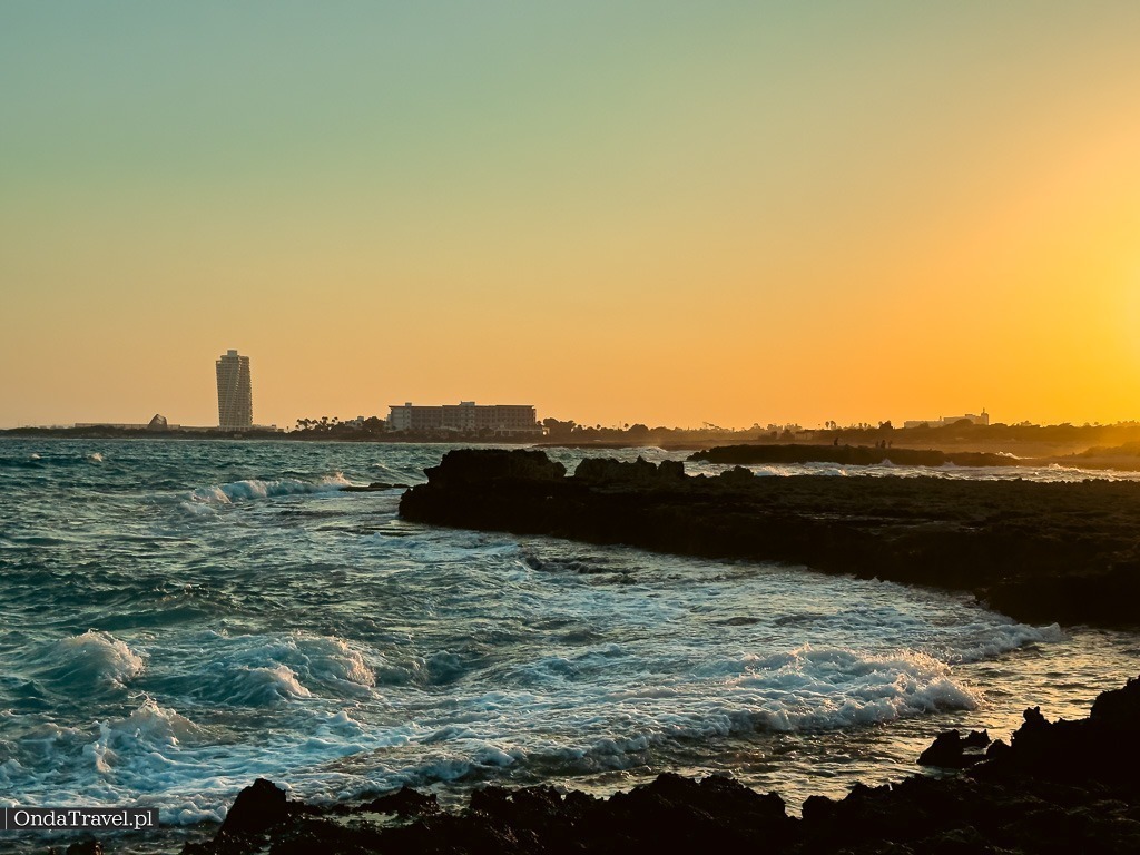 Zachód słońca na Plaży Nissi podczas wakacji na Cyprze