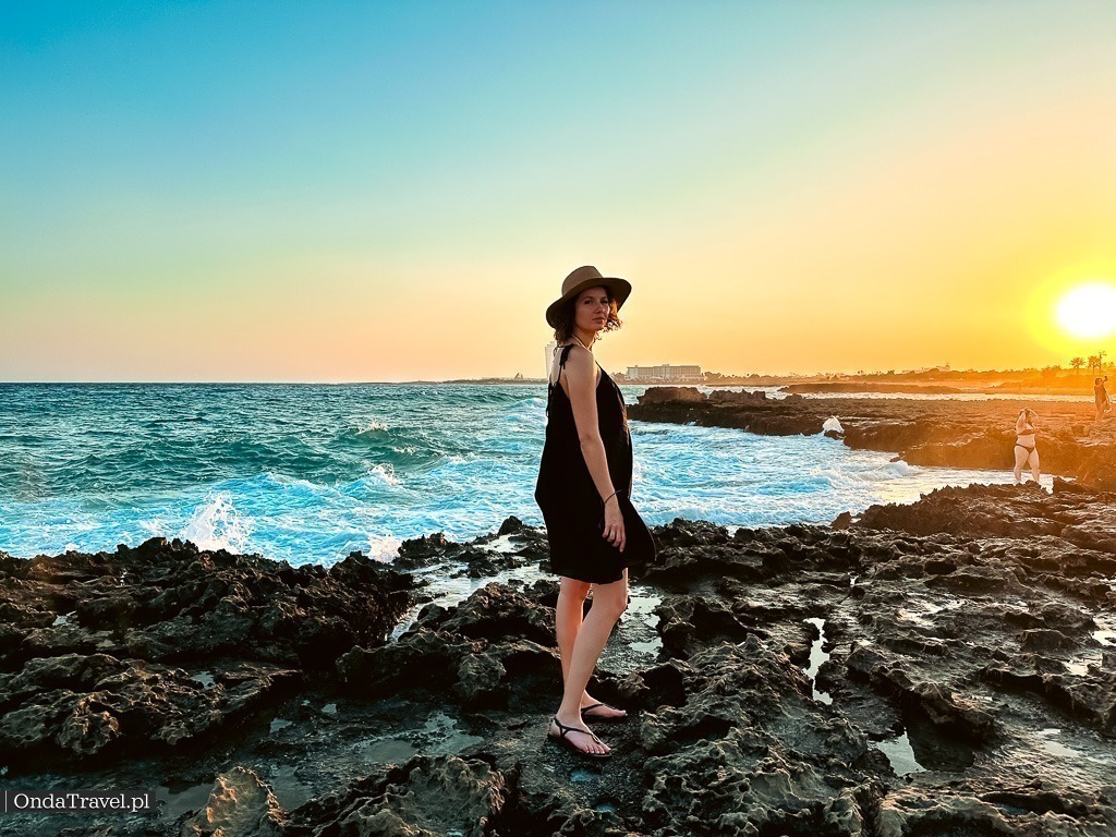 Zachód słońca na Plaży Nissi podczas wakacji na Cyprze