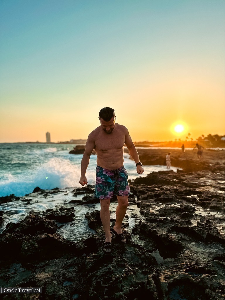 Zachód słońca na Plaży Nissi podczas wakacji na Cyprze