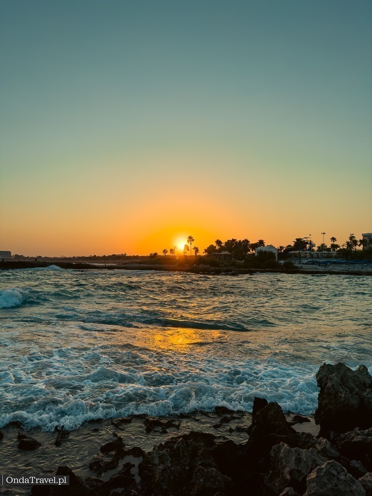Zachód słońca na Plaży Nissi podczas wakacji na Cyprze