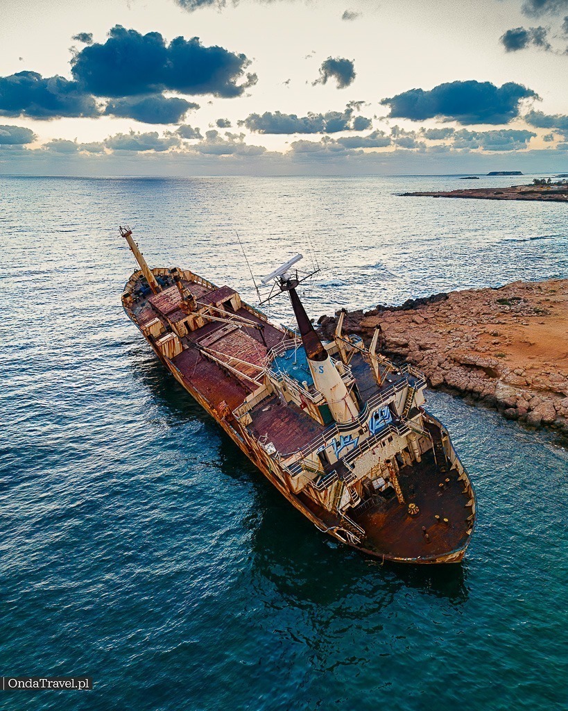 The Edro III Shipwreck - Peya - Przewodnik po Cyprze