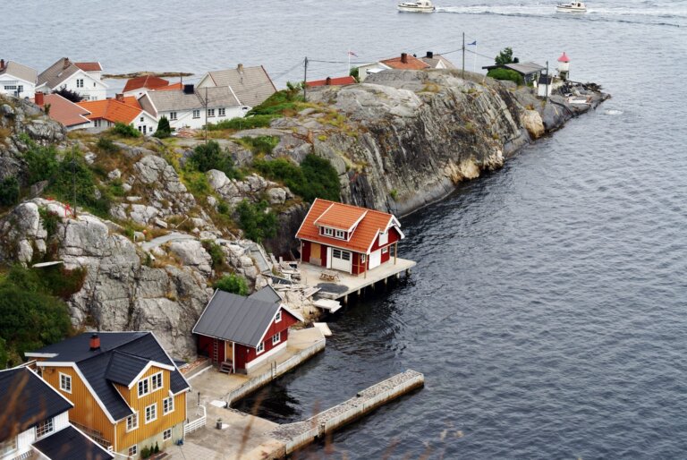 Domy nad wodą w północnej Norwegii — OndaTravel.pl