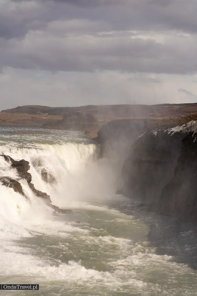 Wodospad Gullfoss spadający kaskadami w wąski kanion rzeki Hvítá