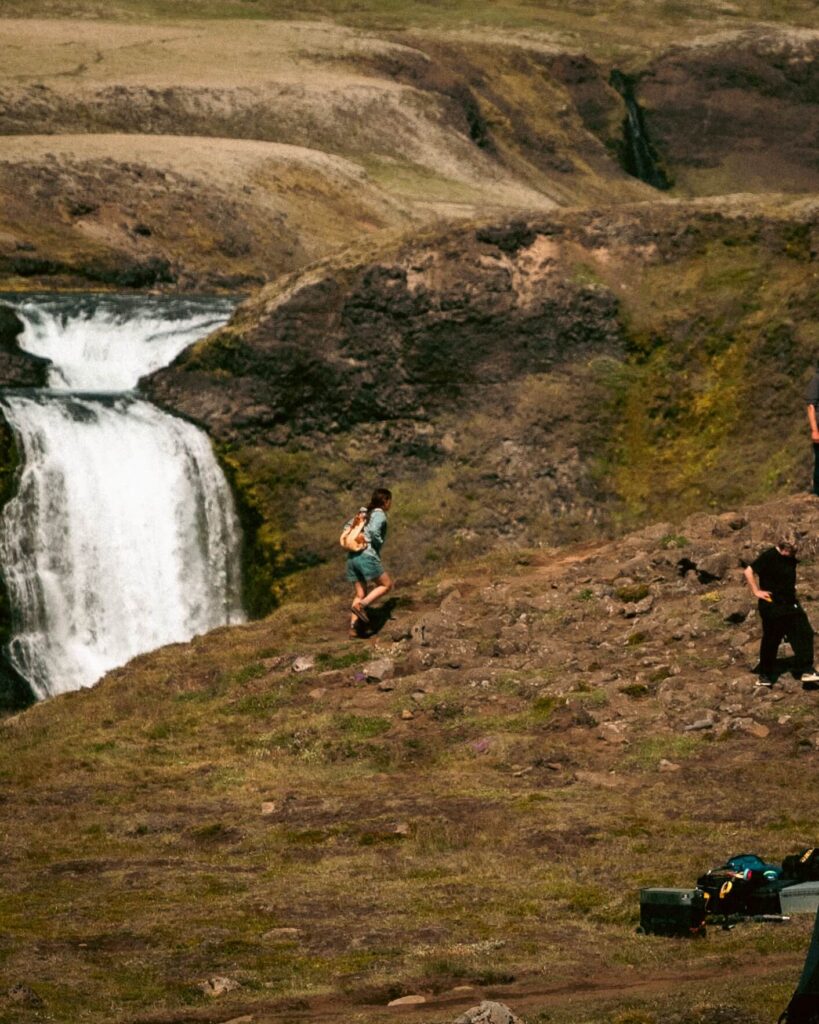 网上出现了《怪奇物语》第5季片场的幕后照片(由 OZZO Photography 拍摄),拍摄于冰岛的 Háifoss 瀑布。照片展示了 Netflix 的拍摄团队、用于拍摄场景的专业无人机,以及由米莉·波比·布朗饰演的角色 Eleven。