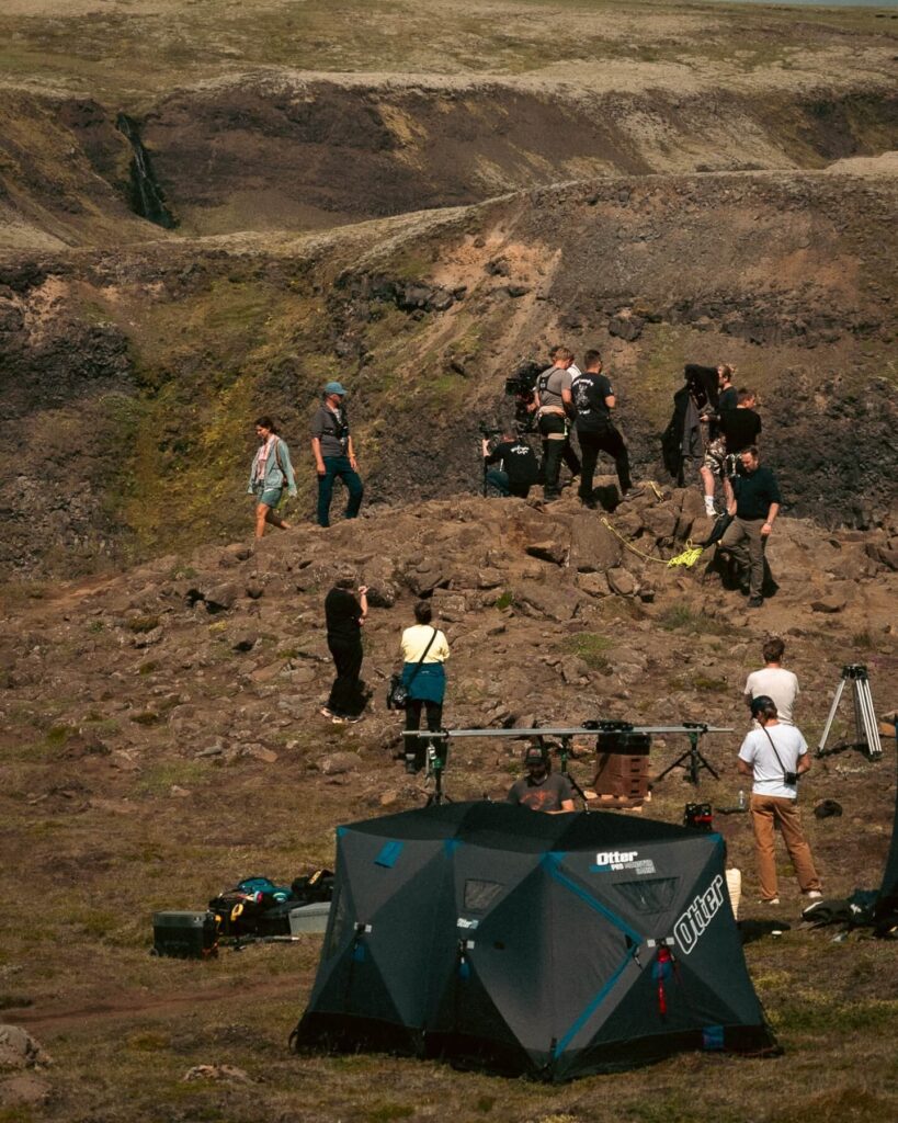 网上出现了《怪奇物语》第5季片场的幕后照片(由 OZZO Photography 拍摄),拍摄于冰岛的 Háifoss 瀑布。照片展示了 Netflix 的拍摄团队、用于拍摄场景的专业无人机,以及由米莉·波比·布朗饰演的角色 Eleven。